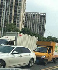 昌盛南路广穹路不到点,北向南方向汽车追尾