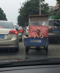 ���˽�ͷ����һ�����ֳ�������װ��һ������������ľ����ˣ�