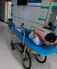 �ɶ�һ����������Ħ�г����γ�ײ�� ˾����Ȼ��������