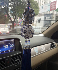 突然发现挂了两年的青花瓷吊坠还是蛮好看的