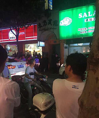 ����ĳ����һŮ�ӱ������� ��˵�����������˵�С������