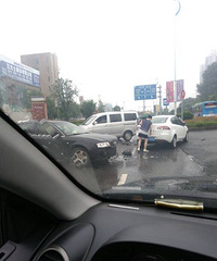 ����ͷ���ϡ��µ���ǿ��С��Ů��һ�Ƕ����顱