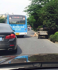 东升路出车祸了,一辆25路公交车与一辆3