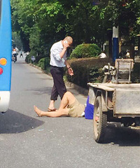 东升路出车祸了,一辆25路公交车与一辆3