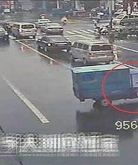 ���죡�������˼�ʻ�ĵ�ƿ����·��ײ���� Ȼ��ʼתȦ