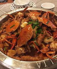 肉蟹煲量足 两个人都吃撑了!更有意思的是他家的菜单……