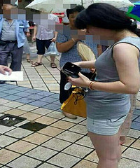 �뺷������·��Ů�ӳ���  ��ҧ����һ�˵Ķ���