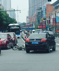 建国路北丽桥十字路口出车祸