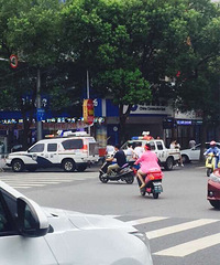 建国路北丽桥十字路口出车祸