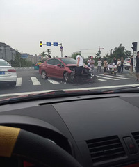 㷻ײ һͷû һͷײΧǽ