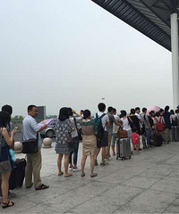 南站今天疯了?排队的人那么多!今天是什么