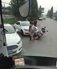 �����������·����·�ڣ�������Ħ�г���ײ