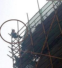 磡Ϊܸ翪 Ӵ12¥׹Խɽ