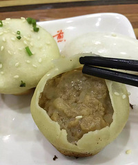 新开一家生煎馆 墙上满满的荣誉 煎包底儿嘎嘣焦脆!
