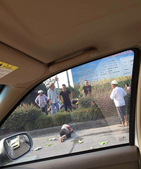 һ�������������ش󳵻� һ�����˸�Ů�ᴩ��·��ײ�ɣ�