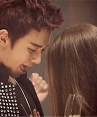 �Ϲ���ǰ��΢�Ÿ����� ����һ�׽��KTV��Ů�ˣ�