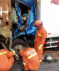 ͻ�����峿320���������󳵲���׷β ���һ��һ�ˣ�Ѫ�ȣ�