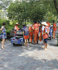 【无西瓜,不夏天】易百装饰酷暑送西瓜 环卫工清甜凉爽到心田