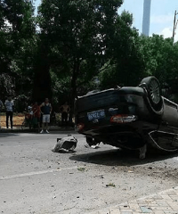 ���˴�������·һ������̥ ����ײ���Ľų��� ͷ�����ˣ�