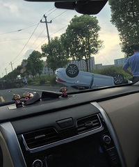 ������������������ײ ���󳵲��Ҳ෭ С���Ľų��죡