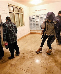 没素质邻居门口对垃圾 还把我家装修瓷砖扔在垃圾桶旁