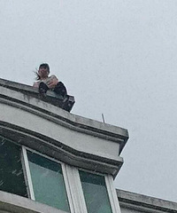 ͻ�����·ᱱ�˳�һŮ������¥�� Ҫ��¥��