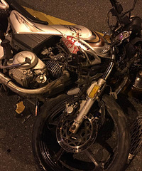 ��ҹ��վ����������Ħ�г�������ײ ����Ƕ��������ˣ�