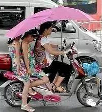 ����Ů�ӽ�ͨΥ���󾹶���2��Ů��������· �����Ȼ����Ů��˵��