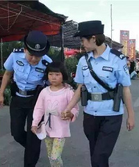 �ţ��������轻ͨΥ���� ������2��Ů��������·...