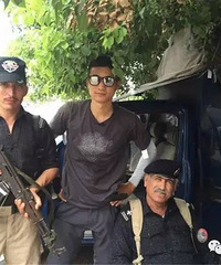 �������С��ﱤ�ˣ�һ��һ�����������У�����Ȧֱ��̫����...