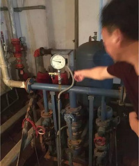 ��������ĳС�� �������ﾹȻƵ����ˮ  ������������