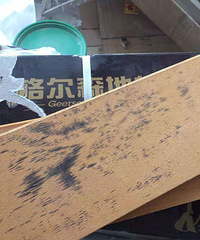 我买的地板背面发黑质量差 赠品竟然还扣钱