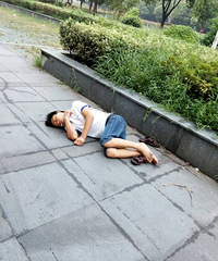 ����С����°�ĭ���ڳ����ſ�  һ����һ���˼�װ��û������