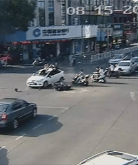 ������δ�����˼ݳ� ʮ��·�ڱ�ײ��