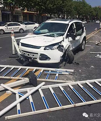 ԽҰ��ʧ��ײ���� ��·���ݾ���һĻ��