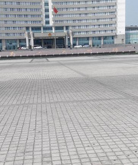 ��������������ǰ�Ĺ㳡�ϣ���ש���ѣ���ȱ��ȫ