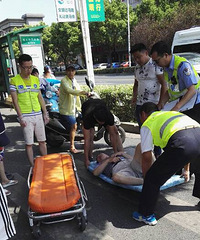 ����Ǳ�·ͬ�ִ��ú��̵ƿ� ������ƿ����ײ һλ������ҽ