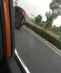 ��������䣡������վ�����ٴ�·�ϣ�һ��С