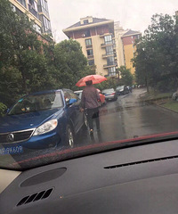 ����С����ܾ������и���̫һ·��һ·���� �ö೵�����ˣ�