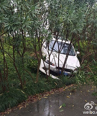 �����ж�죿�����ϱ����һ��ɫ�γ� ײ��10����е���