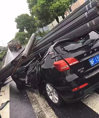 ͩ��һSUV���ֽ�ѹ��  ��ͷ��ȫѹ�⣡˾��...