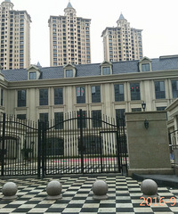 �Ͻ�·�µ�һ�׶�԰ʵ�� ��ֱ�߶˴����ϵ��Σ�