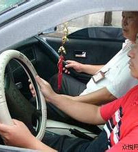 ����ĳ��У����˽����вѧԱÿ�˸�2000  ����Ͳ��ú�