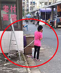 ����һС���ӱ�����챻˩�ڵ��ſڣ�