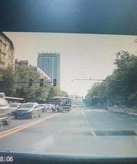 ����������Ȼѹ˫���ߣ���˾�������е��