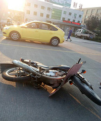 �»������·��Ħ�г�ײ���� ���Ų������ڵ��ϡ���