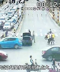 ��Ϊ���� ����һС������·�ϱ������걩���������ó��˰���