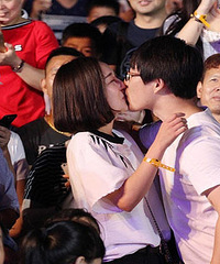 ������24��С�ﵱ��4000���˵��� ͻȻ��ϥ���