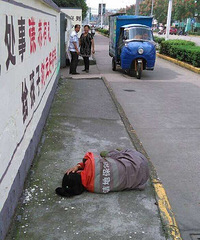 ������ͷ���˴����ţ�Ů��˫�ֱ�ͷ����·�ߣ�