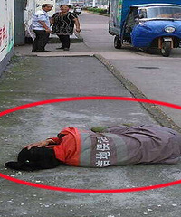 ������ͷ���˴����ţ�Ů��˫�ֱ�ͷ����·�ߣ�